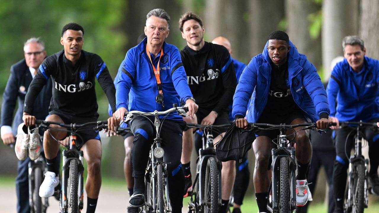 Foto: Sering Ditikung, Manchester United Gantian Menikung Bek Feyenoord Tyrell Malacia dari Olympique Lyon