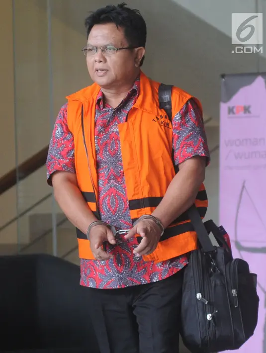 Hakim Pengadilan Negeri Semarang, Lasito dengan rompi tahanan meninggalkan gedung KPK, Jakarta, Selasa (26/3). Lasito ditahan oleh KPK setelah menjalani pemeriksaan sebagai tersangka kasus suap terkait putusan atas praperadilan kasus korupsi yang ditangani PN Semarang. (merdeka.com/Dwi Narwoko)