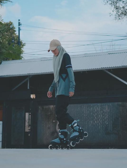 Wanita 30 tahun itu memang memiliki tubuh yang ramping. Dude Harlino juga mengaku jika istrinya tidak menjalani program diet. Meski sebentar, namun Alyssa Soebandono berusaha tetap konsisten olahraga setiap hari. (Liputan6.com/IG/@ichasoebandono)