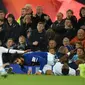 Gelandang Everton, Andre Gomes, terjatuh usai dilanggar oleh penyerang Tottenham Hotspur, Son Heung-min, pada laga Premier League di Goodison Park, Minggu (3/11). Tekel tersebut menyebabkan Gomes mengalami patah kaki. (AFP/Oli Scarff)