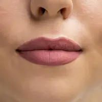 Riasan overline lips membuat bibir tampak lebih tebal dan penuh. (Foto: Unsplash/Tony Litvyak)