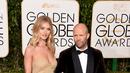 Model asal Inggris, Rosie Huntington-Whiteley mengumumkan  telah bertunangan dengan kekasihnya yang sudah lima tahun bersama, Jason Statham di acara Golden Globe Awards 2016 pada Minggu (10/1/2016) malam. (AFP/Bintang.com)