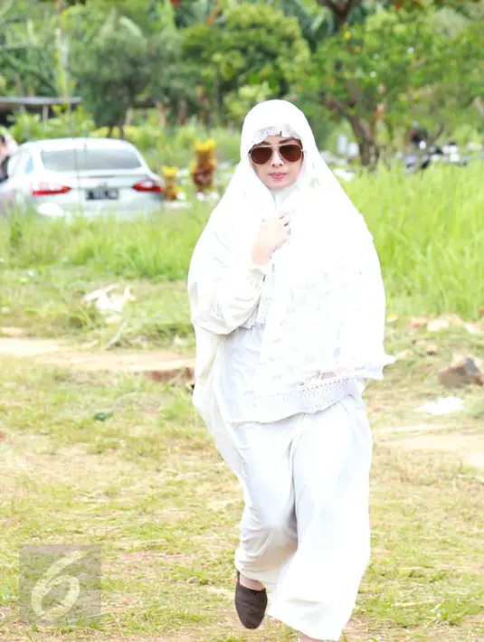 Terry Putri meninggalkan lokasi usai melakukan pemakaman ibunya di TPU Tanah Kusir‎, Jakarta, Minggu (5/2). Sang ibunda meninggal akibat terkena serangan jantung usai menjalani operasi.‎ (Liputan6.com/Herman Zakharia)