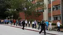 Petugas mengevakuasi sejumlah orang dari lokasi penembakan di Universitas California Los Angeles (UCLA), Rabu (1/6). Polisi mencurigai penembakan yang menewaskan dua orang itu merupakan aksi bunuh diri. (REUTERS/Patrick T. Fallon)