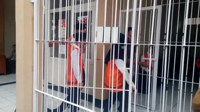 Tiga terdakwa sidang lanjutan Vina Garut di Garut, tengah menuju sel tahanan Pengadilan Negeri Garut