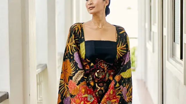 Wajahnya Awet Muda, Intip Potret Cantik Happy Salma saat Kenakan Gaun Batik Panjang
