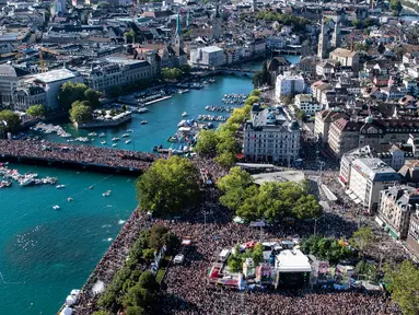 Pemandangan udara dari ratusan ribu peserta peserta menari di jalanan pada festival musik dansa tahunan, Street Parade ke-27, di pusat kota Zurich, Swiss, 11 Juli 2018. Tema Street Parade tahun ini adalah Budaya Toleransi. (Ennio Leanza/Keystone via AP)
