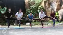 Jessica Iskandar melakukan Acroyoga bersama GirlsSquad di Fauna Land, Ancol, Jakarta, Kamis (6/4). Jedar mengaku apapun rutinitas yang dijalaninya, harus disempatkan untuk berolahraga. (Liputan6.com/Herman Zakharia)