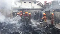 Sejumlah personil Diskar PB Kota Bandung sedang memadamkan api di lokasi kebakaran. (Dok. Diskar PB Kota Bandung)