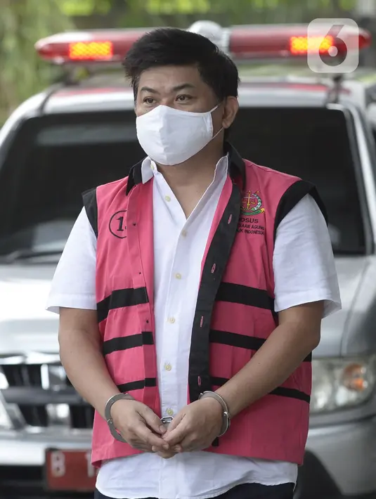 Presiden Komisaris PT Trada Alam Minera Tbk Heru Hidayat (kanan) saat akan menjalani pemeriksaan penyidik Kejaksaan Agung di Gedung KPK, Jakarta, Selasa (9/6/2020). Heru Hidayat diperiksa sebagai tersangka terkait kasus dugaan korupsi PT Asuransi Jiwasraya. (merdeka.com/Dwi Narwoko)