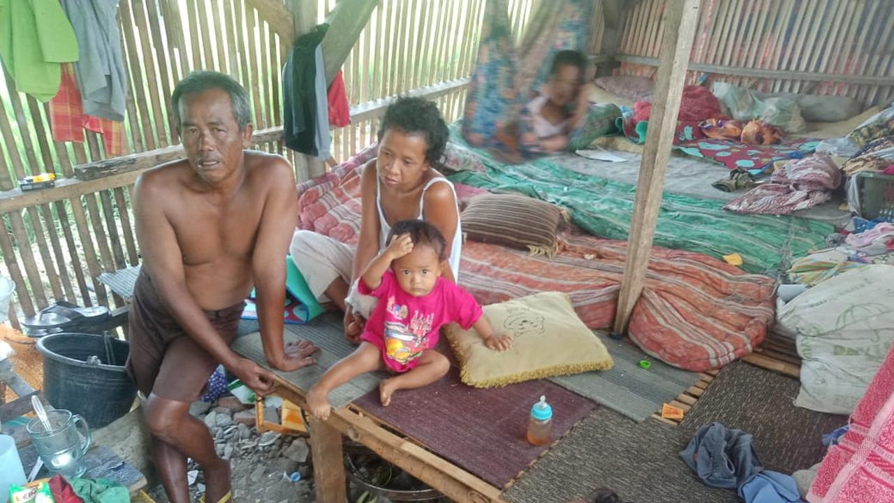 Potret keluarga Abas Basari, warga Desa Gempol, Kecamatan Banyusari, Karawang yang masih terbelenggu kemiskinan. (Liputan6.com/Abramena)