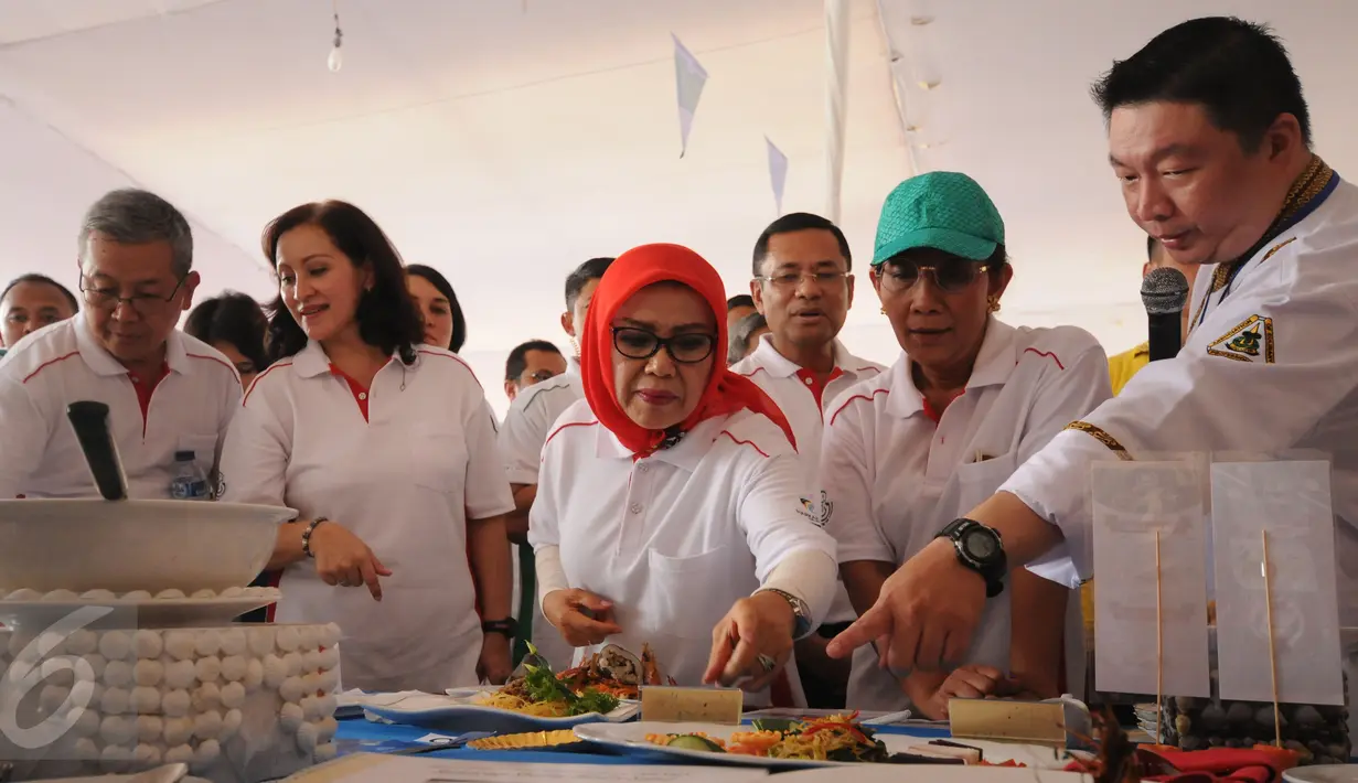 Ibu Wakil Presiden, Mufidah Jusuf Kalla (tengah) meninjau stand hasil lomba masak ikan pada puncak peringatan Hari Ikan Nasional ke-2 di Jakarta, Minggu (22/11/2015). Beragam acara memeriahkan puncak Harkannas ke-2. (Liputan6.com/Helmi Fithriansyah)
