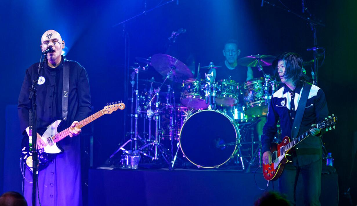 Billy Corgan (kiri), Jimmy Chamberlin (tengah), dan James Iha (kanan) dari The Smashing Pumpkins tampil di Metro, Chicago, Amerika Serikat, 20 September 2022. (Photo by Rob Grabowski/Invision/AP)