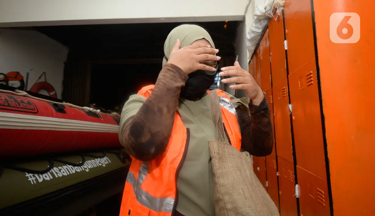 Seorang perempuan terjaring dalam operasi yang digelar Satpol PP Tangerang Selatan di Hotel RedDoorz, BSD, Serpong, Jumat (21/08/2020). Satpol PP mengamankan sejumlah pasangan bukan suami istri dalam sebuah operasi di hotel-hotel ketika Pemkot Tangsel memperpanjang PSBB. (merdeka.com/Dwi Narwoko)