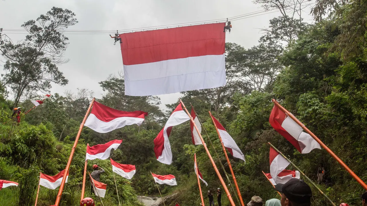 Personel Basarnas Kibarkan Merah Putih di Watu Kemloso Yogyakarta