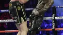 Petinju Inggris Tyson Fury melancarkan pukulan ke arah wajah petinju AS Deontay Wilder pada pertandingan tinju kelas berat WBC di Las Vegas (23/2/2020). Tyson Fury berhasil memenangkan pertarungan di ronde ketujuh. (AP Photo/Isaac Brekken)