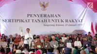 Presiden Joko Widodo memberikan sambutan saat pembagian sertifikat tanah kepada warga di Pusat Penerbangan Angkatan Darat, Pondok Cabe,  Tangsel, Jumat (25/1). Pada kesempatan ini, 40.172 sertifikat tanah dibagikan oleh Jokowi (Liputan6.com/Faizal Fanani)