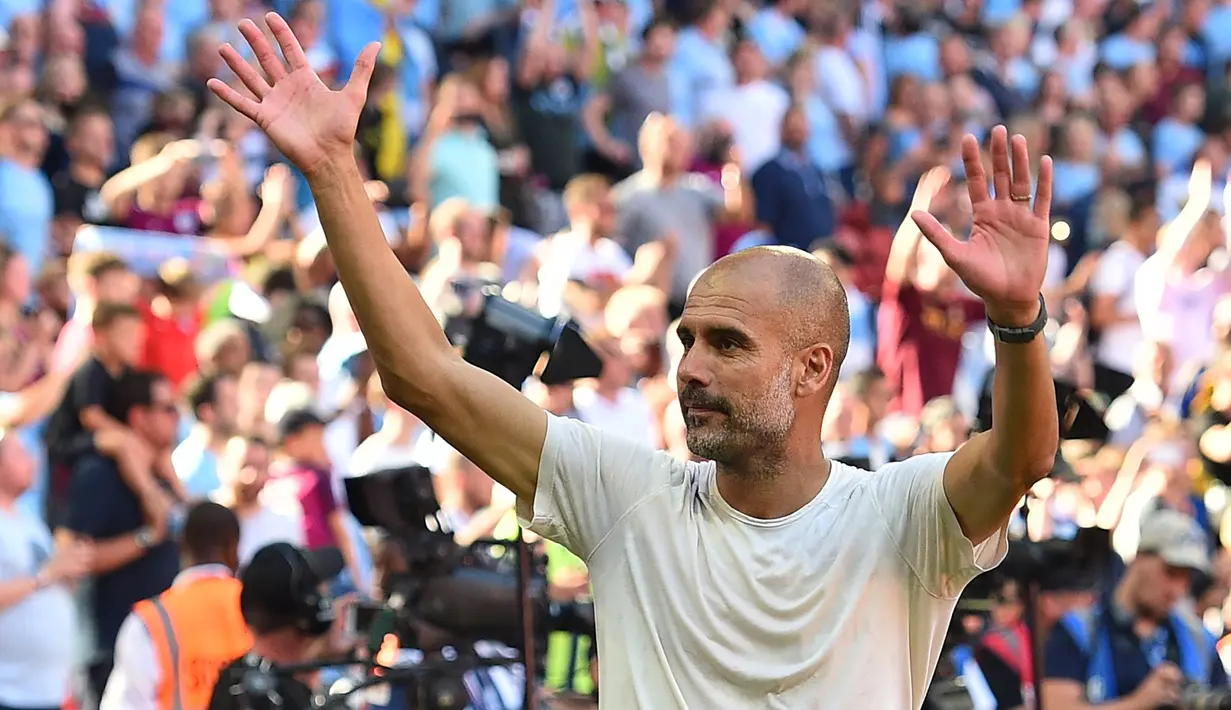 Pelatih Manchester City, Pep Guardiola, merayakan gelar juara usai mengalahkan Chelsea pada laga Community Shield di Stadion Wembley, London, Minggu (5/8/2018). Man City menang 2-0 atas Chelsea. (AFP/Glyn Kirk)