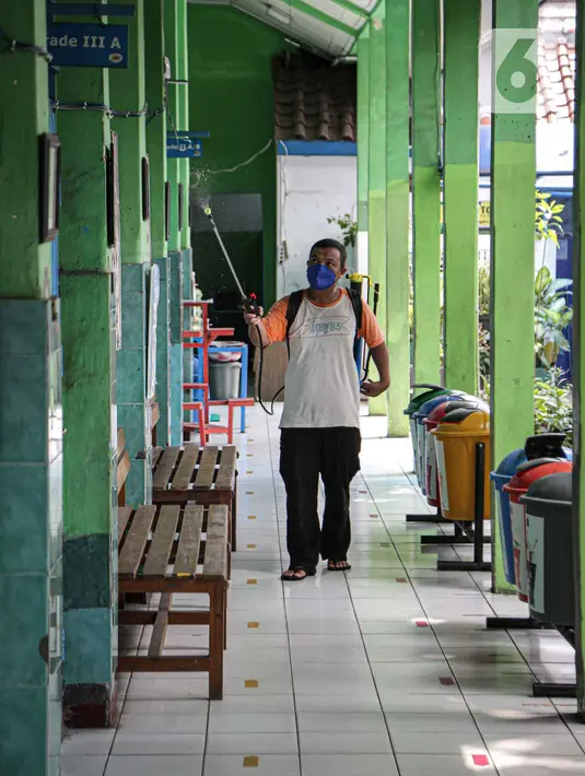 <p>Petugas menyemprotkan disinfektan di koridor Sekolah Dasar Negeri (SDN) Gondangdia 01, Jakarta, Senin (9/5/2022). Pemerintah memperpanjang liburan sekolah selama tiga hari yaitu 8-11 Mei 2022 di tiga provinsi yakni DKI Jakarta, Banten, dan Jawa Barat. Penambahan libur terkait upaya bersama dalam membantu mengurai kemacetan pada arus balik Lebaran 2022. (Liputan6.com/Faizal Fanani)</p>