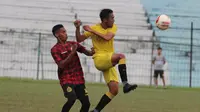 Duel pemain Semen Padang dan Badak Lampung FC dalam laga uji coba yang berakhir imbang 1-1 di stadion Mini Cibinong, Bogor, Rabu (26/2/2020). (Bola.com/Arya Sikumbang)