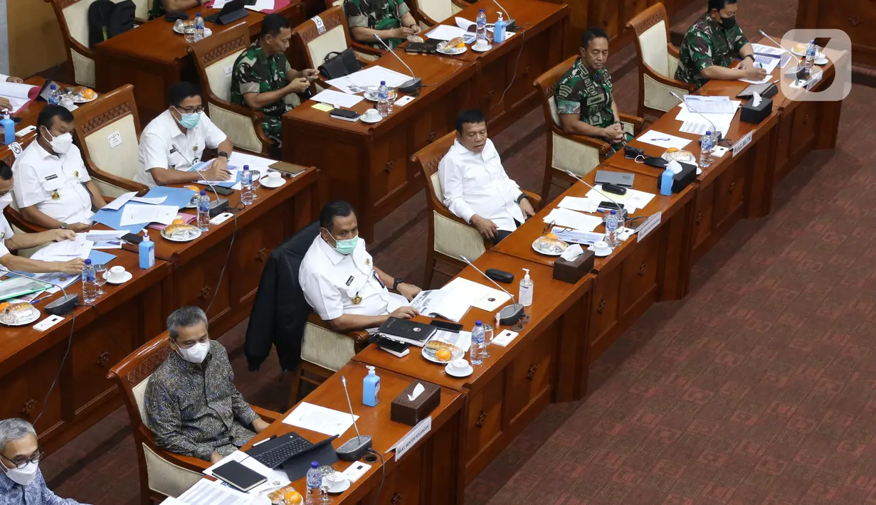 Suasana rapat kerja antara Wakil Menteri Pertahanan Letjen TNI Muhammad Herindra (kiri) bersama Panglima TNI Jenderal TNI Andika Perkasa (tengah) dan Kasal Laksamana TNI Yudo Margono (kanan) dengan Komisi I DPR di kompleks Parlemen, Jakarta, Kamis (24/3/2022). (Liputan6.com/Angga Yuniar)