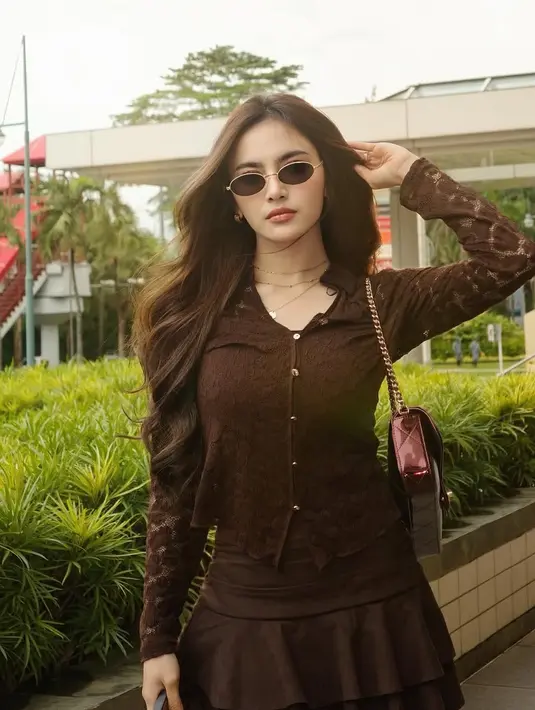 <p>Setelah sudah lama tidak mengunggah potret dirinya di media sosial, Mahalini pun akhirnya memerlihatkan tampilan ootd terbaru. Kali ini, ia tampil serba coklat.&nbsp;[@mahaliniraharja]</p>