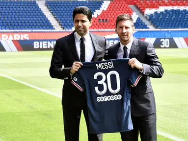 Lionel Messi akhirnya secara resmi diperkenalkan sebagai pemain baru Paris Saint Germain oleh Presiden klub Nasser Al-Khelaifi, Rabu (11/8/2021). (Foto: AFP/Stephane De Sakutin)