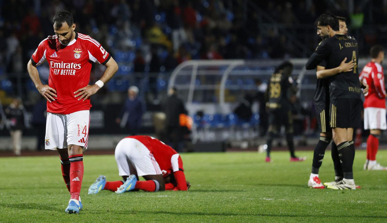 Raut kecewa tak mampu ditutupi oleh para pemain Benfica setelah hanya membawa satu poin dari kandang Casa Pia dalam laga lanjutan Liga Portugal 2025/2026, Senin (06/04/2026). (AFP/Filipe Amorim)