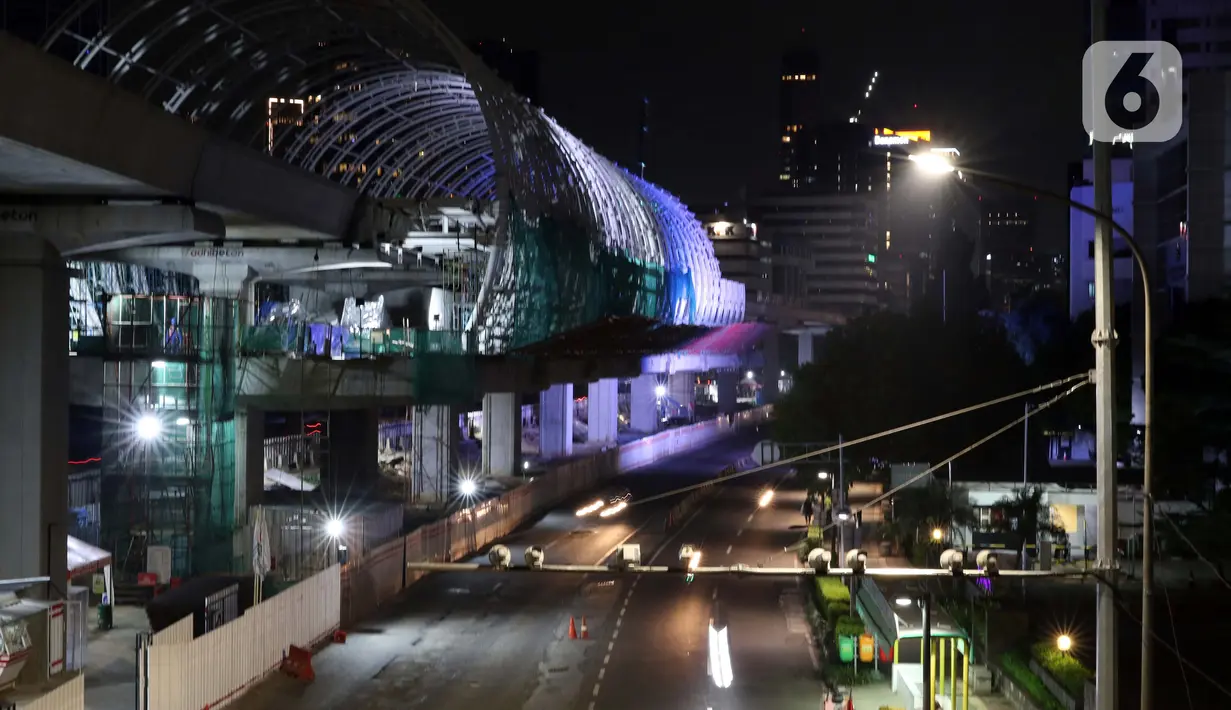 Suasana arus lalu lintas di Jalan HR Rasuna Said, Jakarta, Selasa (22/4/2020). Gubernur DKI Jakarta, Anies Baswedan resmi memperpanjang masa penerapan Pembatasan Sosial Berskala Besar (PSBB) di Jakarta hingga 22 Mei 2020 mendatang. (Liputan6.com/Helmi Fithriansyah)