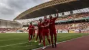 Para pemain Persija Jakarta merayakan gol yang dicetak Marko Simic ke gawang Sriwijaya FC pada laga Liga 1 di Stadion Wibawa Mukti, Jawa Barat, Sabtu (24/11). Persija menang 3-2 atas Sriwijaya. (Bola.com/Yoppy Renato)