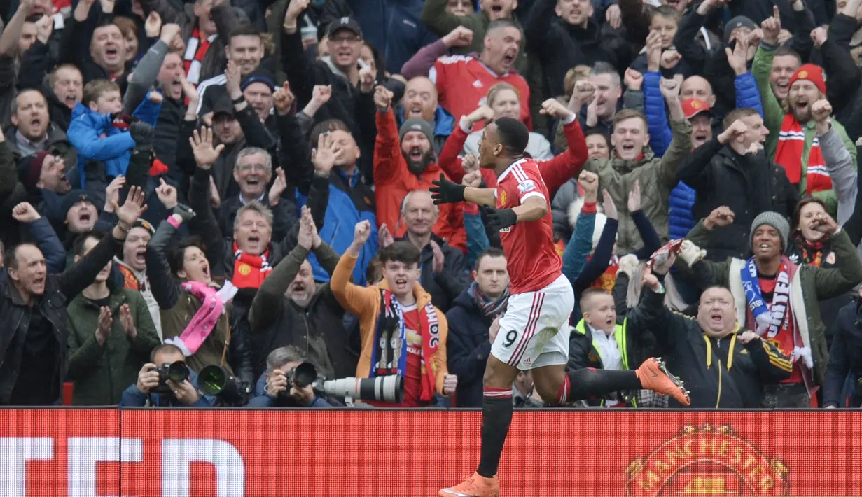 7. Pemain Manchester United, Anthony Martial, melakukan 45 tembakan dari dalam kotak penalti dan 11 diantaranya berbuah gol. (AFP/Oli Scarff)