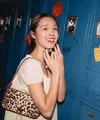 Olivia Rodrigo menonton pertunjukan Broadway sahabatnya, Sadie Sink, yang berjudul ‘John Proctor is the Villain’ di New York City. Ia tampil feminim mengenakan mini dress pastel yellow. [KateSpade]