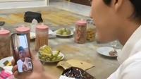 Gus Iqdam saat melakukan video call dengan pria kembarannya Reza (SS TikTok)