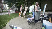 Seorang seniman mengerjakan karyanya dalam lomba lukis Art Masters di Vancouver, British Columbia, Kanada (22/7/2020). Mereka diharuskan menggunakan alat lukis nonkonvensional dan menyelesaikan karyanya dalam waktu satu jam. (Xinhua/Liang Sen)