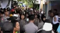 Meski mendapat penolakan ratusan polisi tetap bertindak tegas menggusur warga.