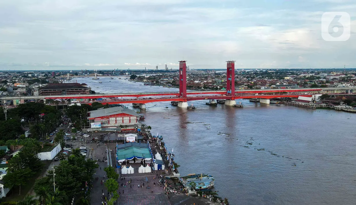 Foto udara menunjukkan Jembatan Ampera, Palembang, Sumatera Selatan, Minggu (12/3/2023). Adapun dari jumlah tersebut, kunjungan wisatawan didominasi wisatawan nusantara. (Liputan6.com/Herman Zakharia)