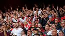 Fans Arsenal meberikan dukungan kepada timnya saat Laga lanjutan Liga Premier Inggris di Emirates Stadium. Minggu (04/10/2015). Arsenal menang 3-0. (Action Images via Reuters / Carl Recine)