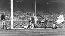 Alfredo Di Stefano (kanan) striker Real Madrid saat mencetak gol pertama pada final Liga Champions 1960 melawan Eintracht Frankfurt di Stadion Hampden Park, Glasgow. (AP/File)