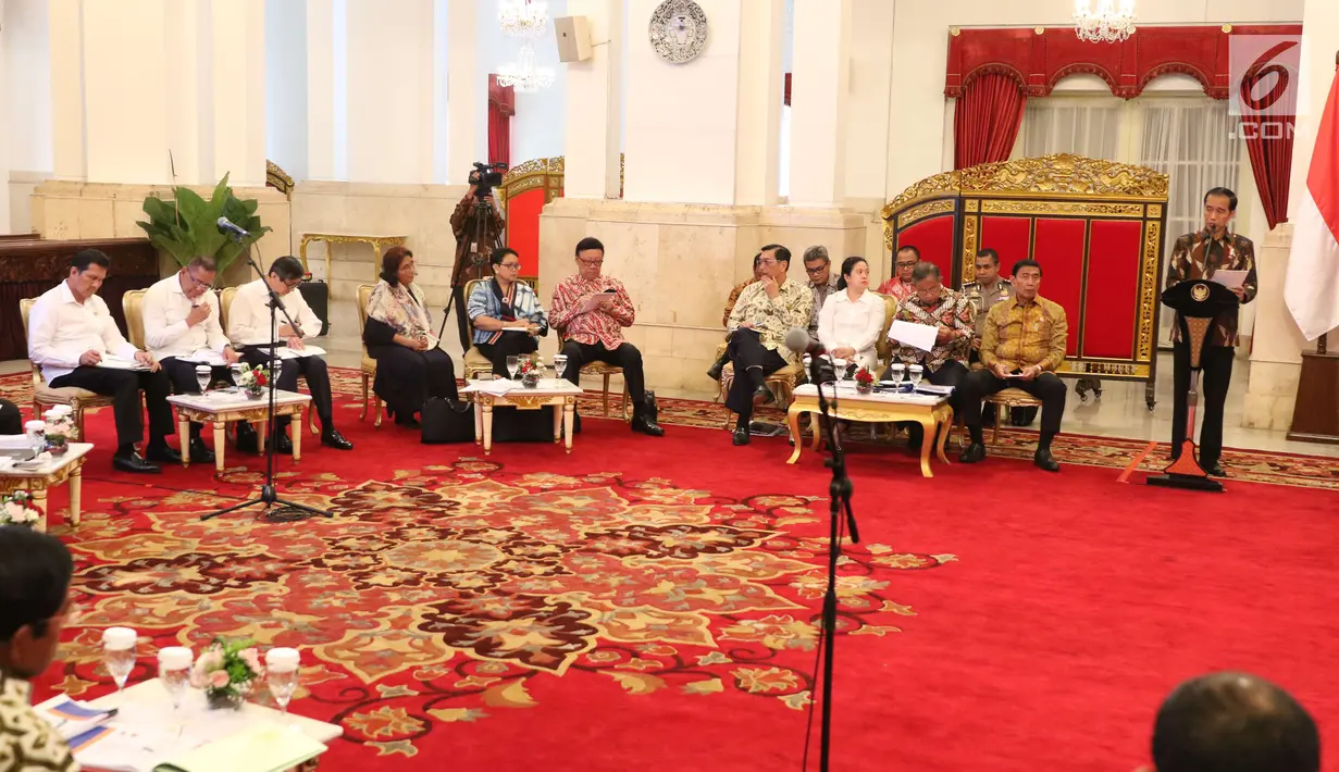 Presiden Joko Widodo (Jokowi) bersama seluruh menteri menggelar Rapat Kabinet Paripurna di Istana Negara, Jakarta, Senin (5/3). Rapat Kabinet Paripurna membahas kerangka ekonomi makro serta pokok-pokok Kebijakan Fiskal 2019. (Liputan6.com/Angga Yuniar)