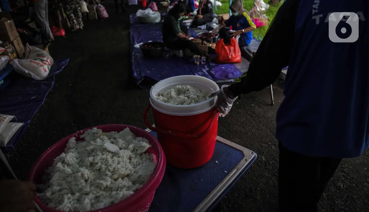 Petugas Taruna Siaga Bencana (Tagana) menyiapkan nasi kotak di Dapur Umum Kementerian Sosial Peduli Dampak Covid-19 di Kompleks Gedung Konvensi TMP Nasional-Utama, Kalibata, Jakarta, Rabu (8/4/2020). Dalam sehari, petugas menyiapkan 5.000 hingga 9.000 paket nasi bungkus. (Liputan6.com/Faizal Fanani)
