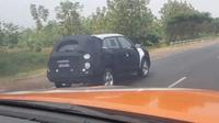 Penampakan mobil yang diduga Hyundai Creta melintasi Tol Cipali. (Oto.com)