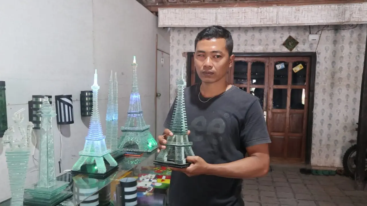 Akrobat Mantan TKI Bisnis Miniatur Monas hingga Menara Eiffel