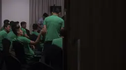 Pemain Timnas Indonesia, Fachrudin Ariyanto, bersama rekan-rekannya mengikuti sesi ESQ di Hotel Grand Zuri, Jawa Barat, Senin (5/11). Materi ESQ diberikan jelang turnamen Piala AFF 2018. (Bola.com/Vitalis Yogi Trisna)