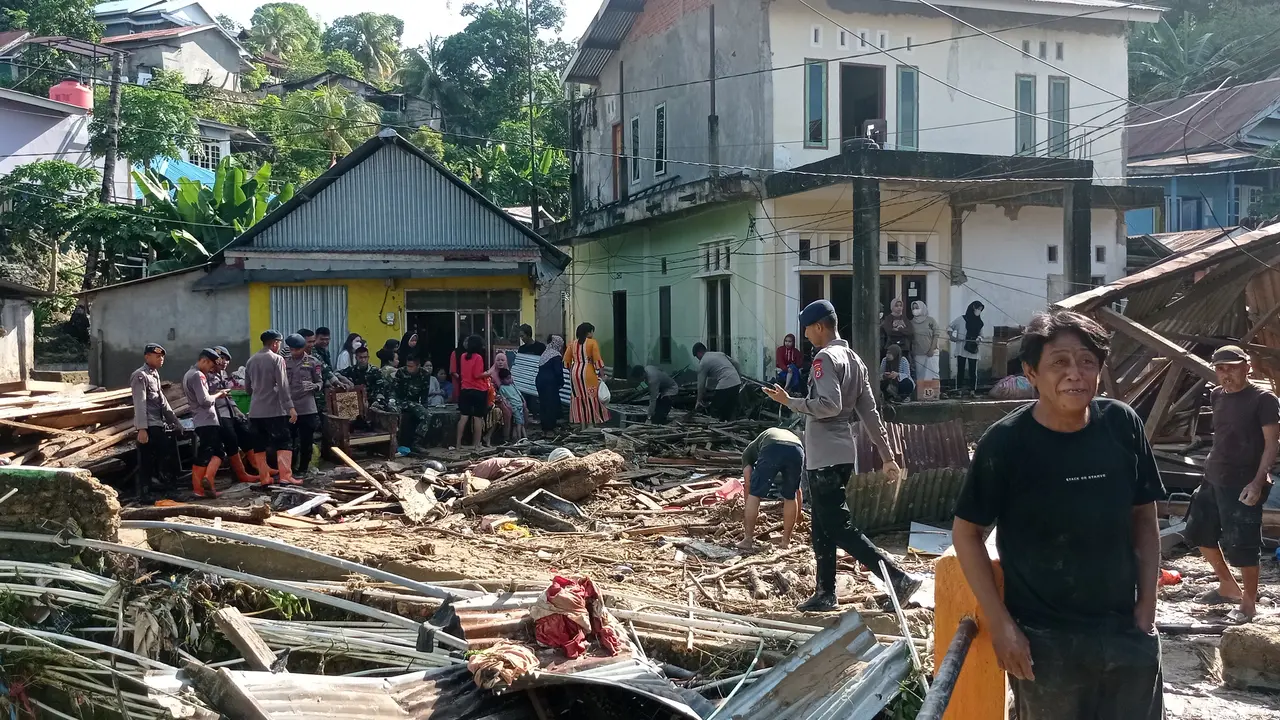Banjir Kota Kendari, ribuan rumah terendam banjir hingga sebabkan seorang oknum anggota TNI tewas tersengat listrik