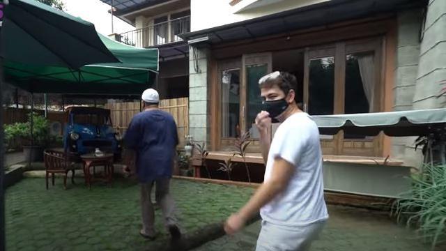 6 Potret Rumah Mewah Rano Karno, Berkonsep Ala Pedesaan yang Luas