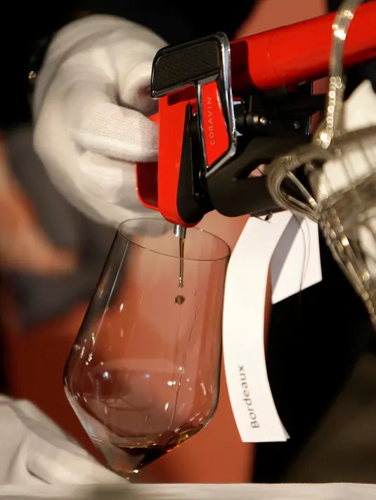 Seorang sommelier menggunakan Coravin mengambil sempel bir anggur dari abad ke-19 yang disimpan dalam ruang bawah tanah di Kastil Becov di Becov nad Teplou, Republik Ceko, (22/5/2016).  (REUTERS/David W Cerny)
