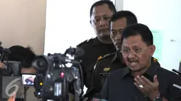 Kepala Kejati DKI Jakarta, M Adi Toegariman memberikan keterangan pers kepada wartawan terkait putusan praperadilan Dahlan Iskan di Gedung Kejaksaan Tinggi DKI,Rabu (5/8/2015). (Liputan6.com/Helmi Afandi)