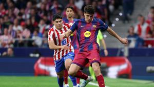 Bek Barcelona, Pau Cubarsi, mencoba melewati penjagaan pemain Atletico Madrid pada lanjutan Liga Spanyol 2025/2026 di Stadio Wanda Metropolitano, Madrid, Minggu (5/4/2026) dini hari WIB. (Pierre-Philippe MARCOU / AFP)