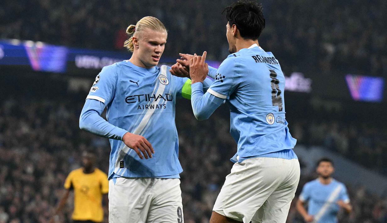 Tujuh menit berselang, Erling Haaland kembali menunjukkan tajinya dengan mencetak gol melawan klub lamanya. Hingga paruh pertama pertandingan, Manchester City unggul 2-0 atas Borussia Dortmund. Tampak dalam foto, penyerang Manchester City asal Norwegia, Erling Haaland (kiri) merayakan gol kedua timnya bersama gelandang Manchester City asal Belanda, Tijjani Reijnders dalam pertandingan lanjutan fase liga Liga Champions 2025/2026 antara Manchester City dan Borussia Dortmund di Stadion Etihad, Manchester, Inggris barat laut, pada 5 November 2025 waktu setempat atau Kamis (6/11) dini hari WIB. (Oli SCARFF/AFP)