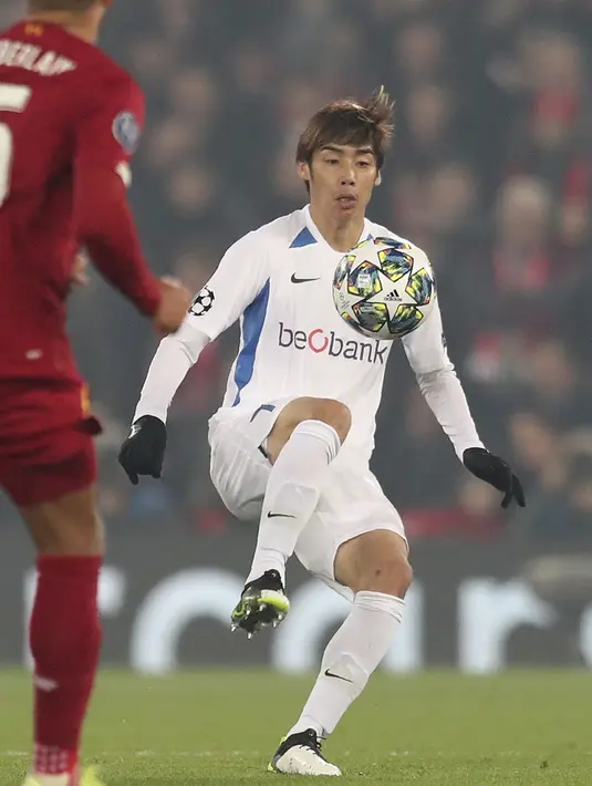 Penyerang KRC Genk, Junya Ito mengontrol bola saat bertanding melawan Liverpool pada pertandingan lanjutan Grup E Liga Champions di Stadion Anfield, Inggris (5/11/2019). Liverpool menang tipis 2-1 atas Genk. (AP Photo/Jon Super)